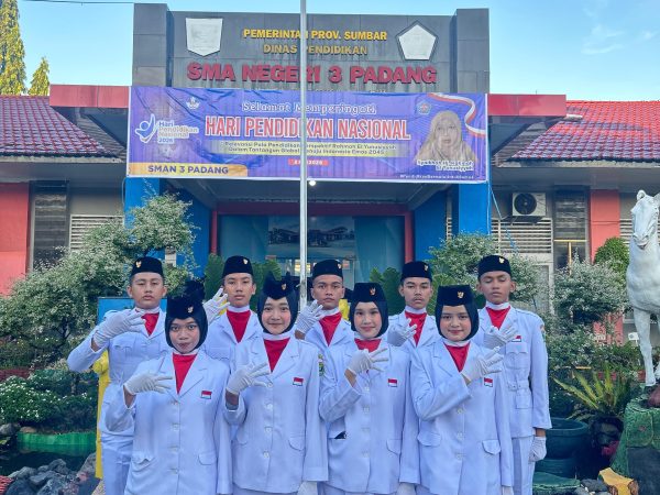 PASUKAN PBB DAN TIM MARCHING BAND SMANTRI DI HARI PENDIDIKAN 2026
