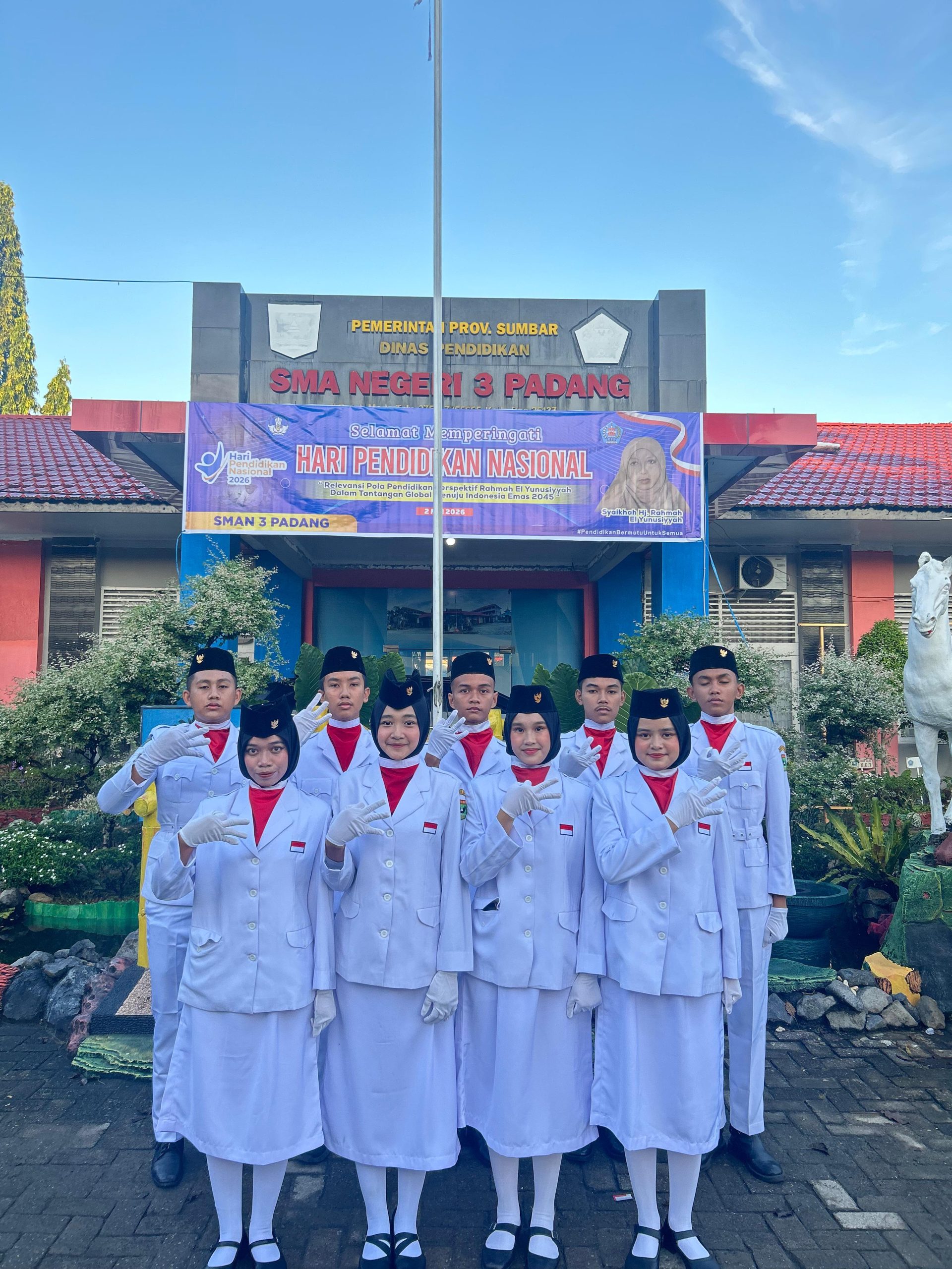 PASUKAN PBB DAN TIM MARCHING BAND SMANTRI DI HARI PENDIDIKAN 2026