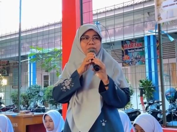 Peringatan Maulid Nabi Muhammad SAW dan Smantri Berbagi Peduli Palestina di SMAN 3 Padang Peringatan Maulid Nabi Muhammad SAW dan Smantri Berbagi Peduli Palestina di SMAN 3 Padang